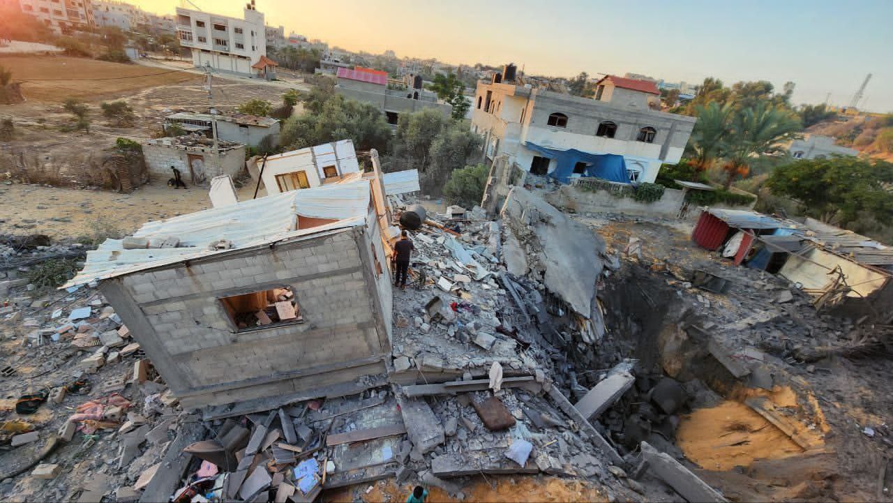 طائرات الاحتلال تدمر منزلاً لعائلة الشوربجي في خانيونس جنوب قطاع غزة